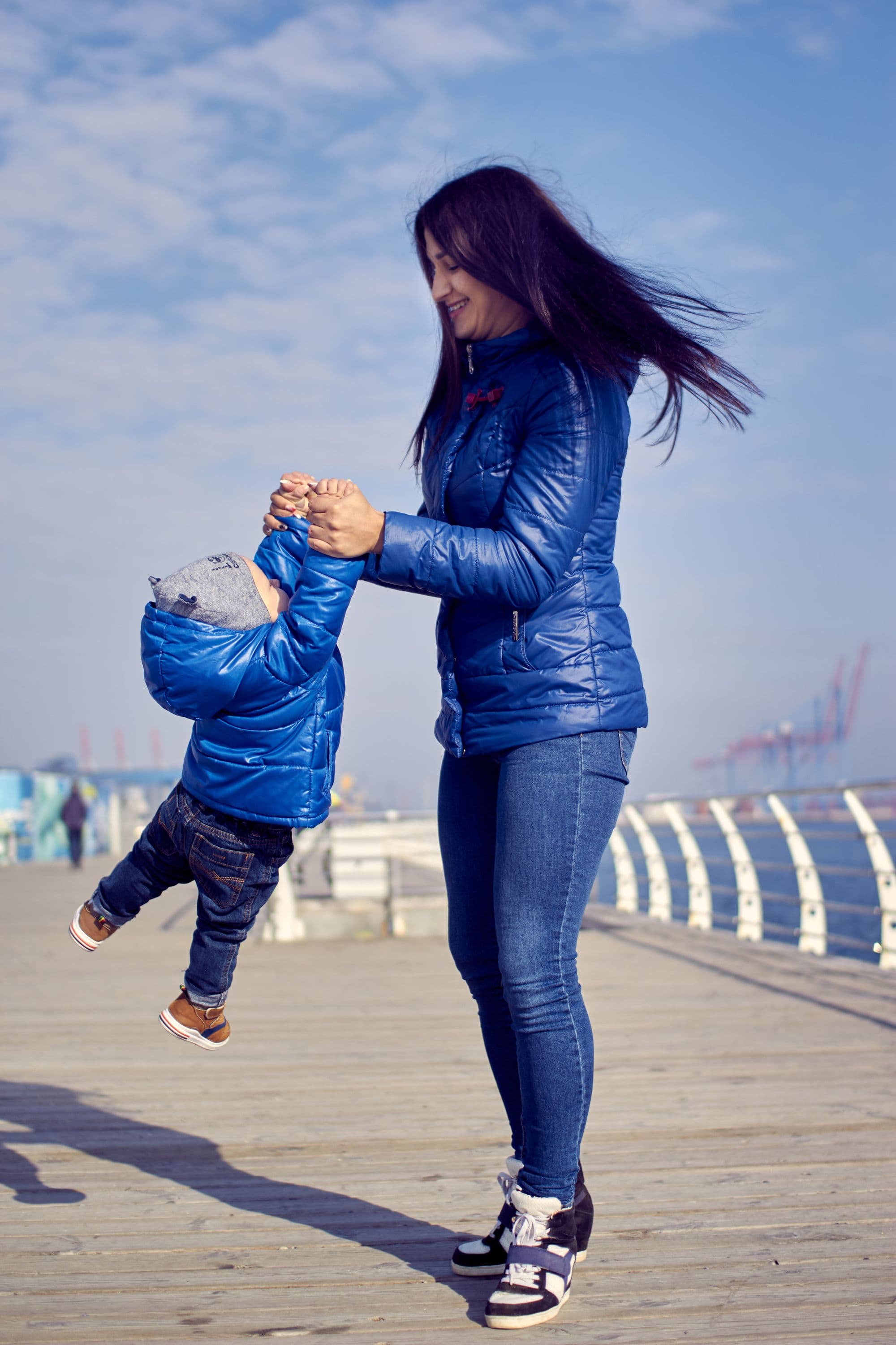 Madre jugando con su hijo al aire libre